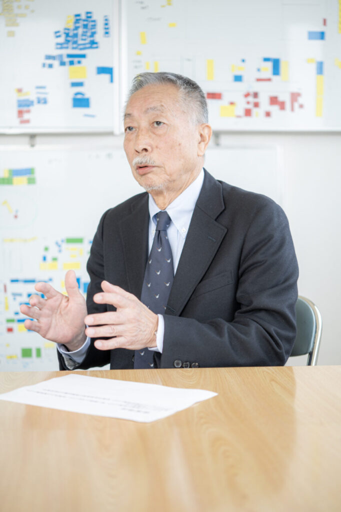 株式会社スズハル 代表取締役会長 鈴木一久がインタビューに応じている様子