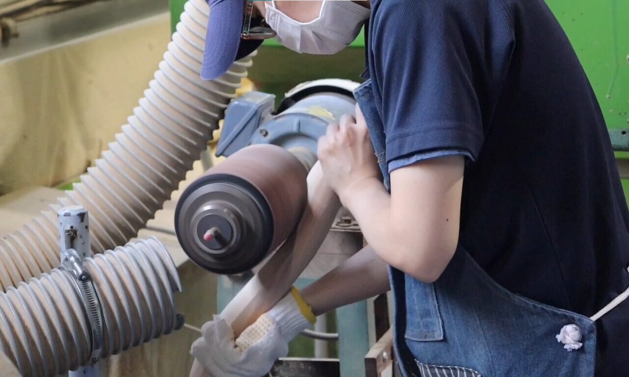 Surface finishing with a spindle sander. Multiple sandings are performed using different grits of sandpaper.