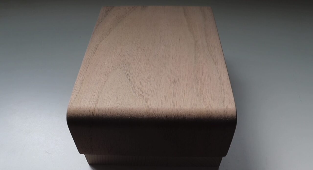 Finished product featuring 'Hyoshiki' piano part made from veneer. This type of veneer processing is ideal for applying finishes that highlight the wood grain.