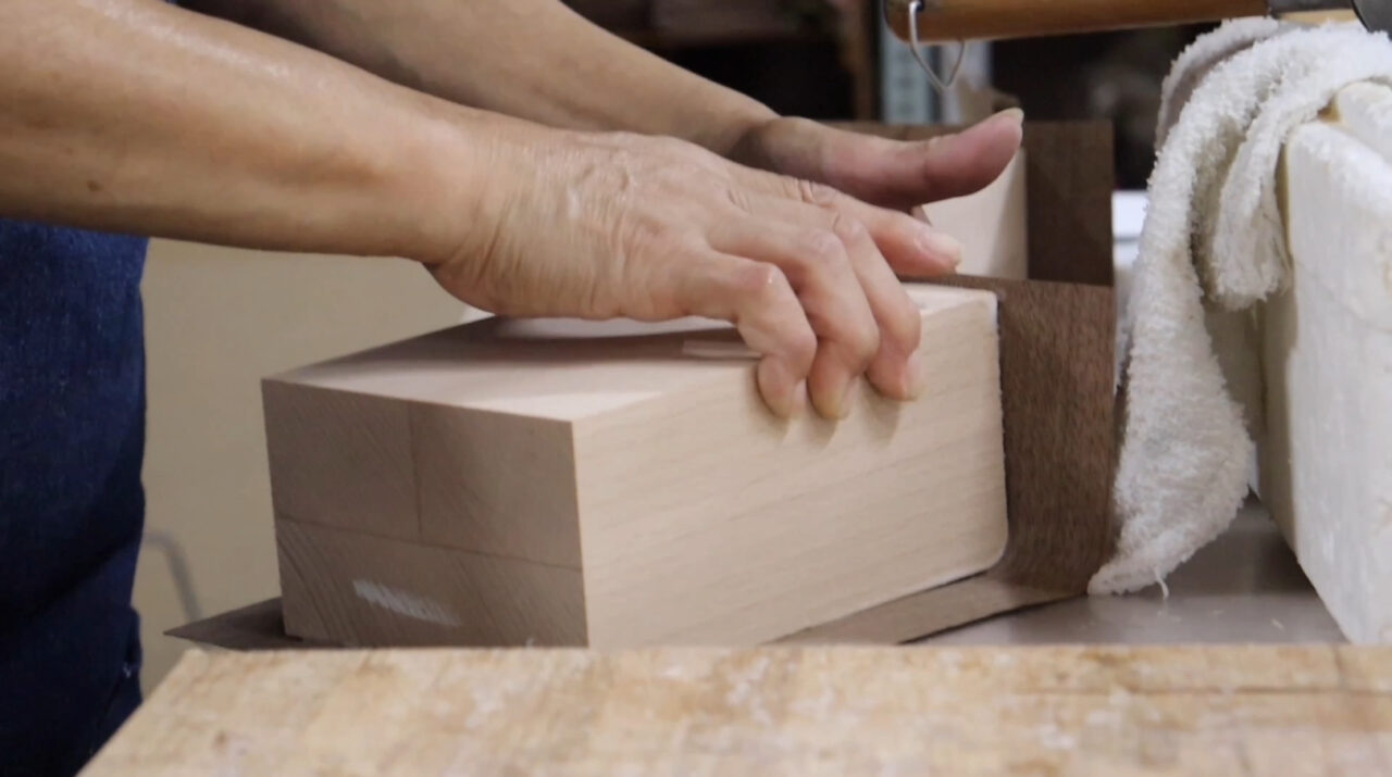 Application of adhesive on the surface of a veneer, ensuring even coverage without any missed areas