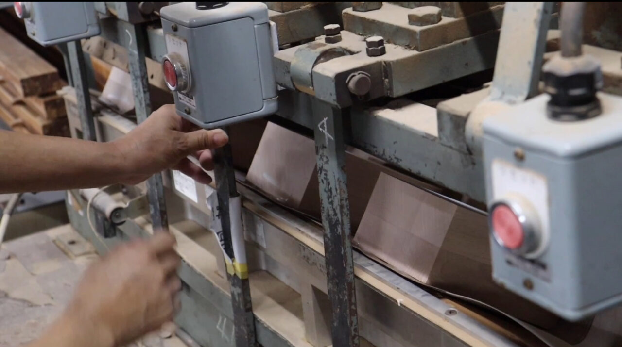 "Heat press process for veneer adhesion: Excess adhesive is squeezed out and the surface becomes smooth and uniform.