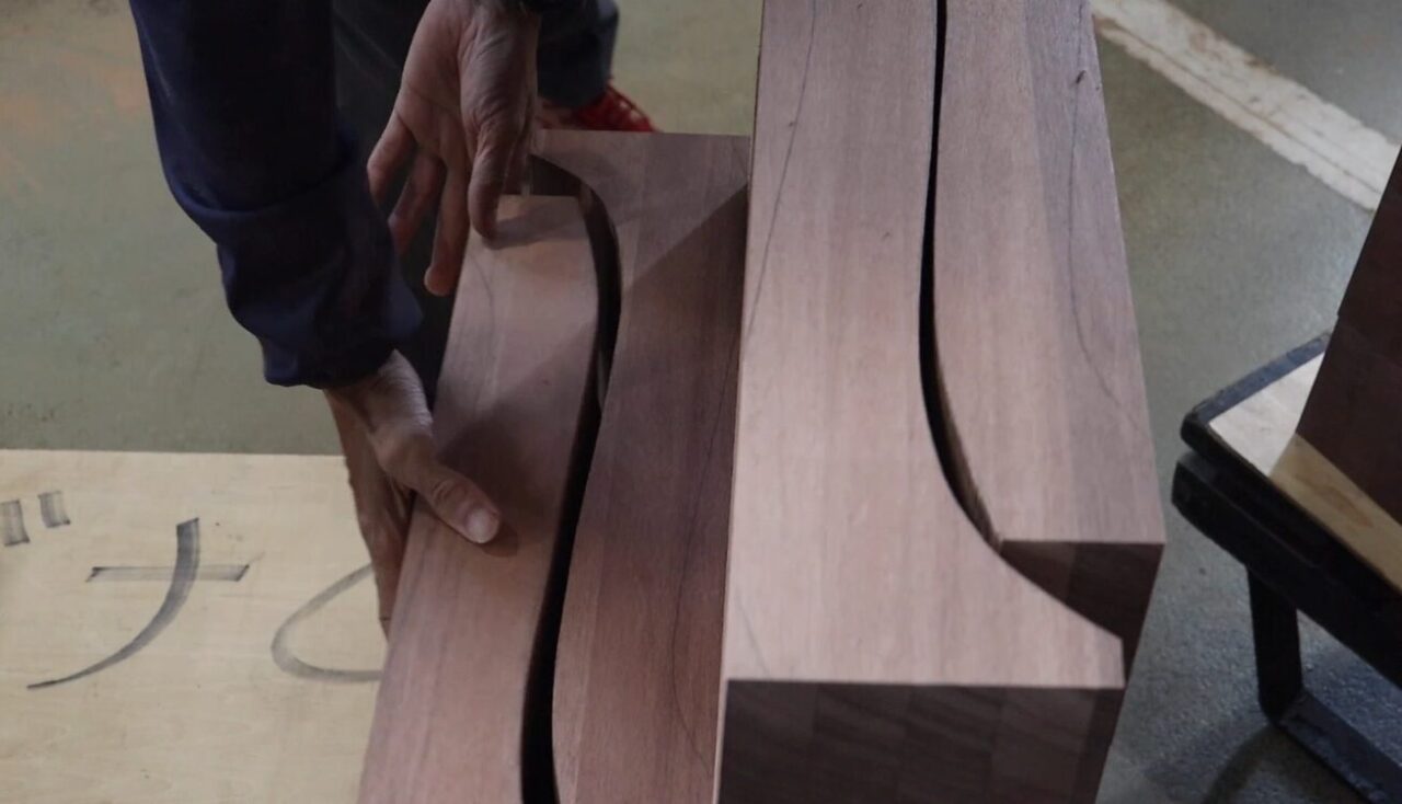 Cutting material with a bandsaw. The material used is Mato, and in addition to the copy lathe shown, there are also large two-axis copy lathes available.