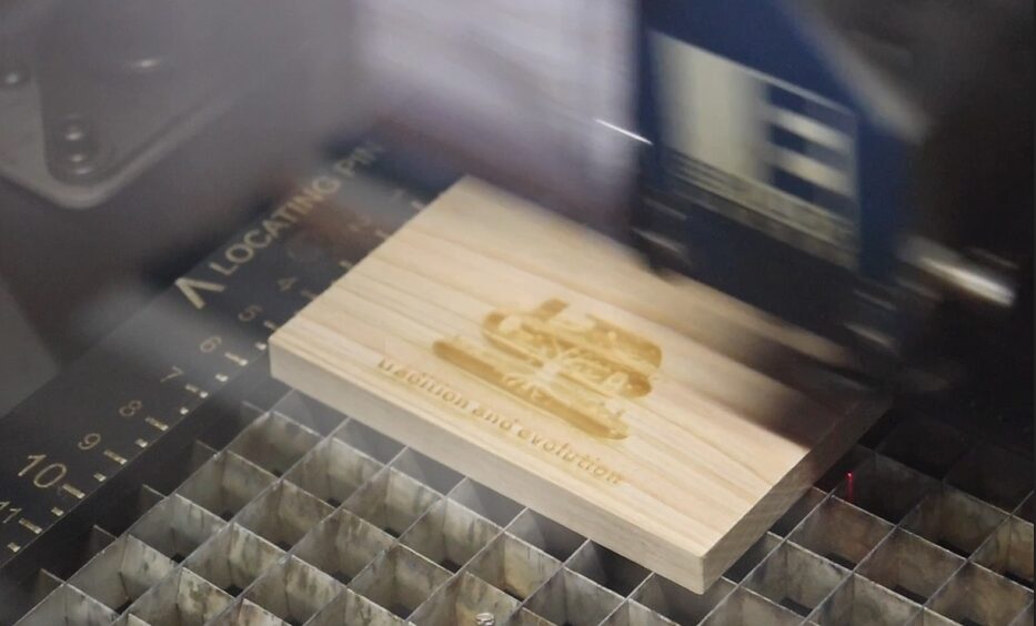 Laser engraving machine illustration engraving processing process1