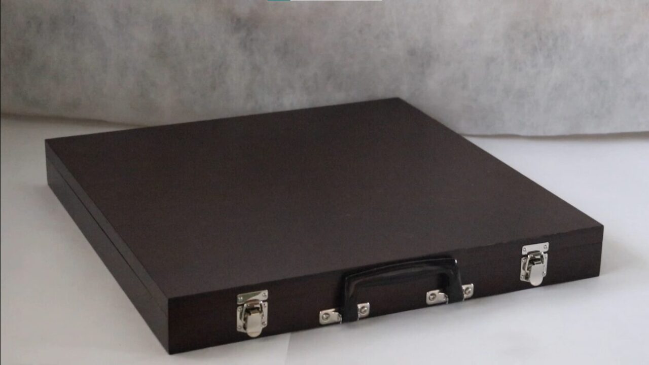 株式会社スズハル 【木製ケースの製造】をお任せください。精密機器収納ケースの製造工程をご紹介 完成品上面から