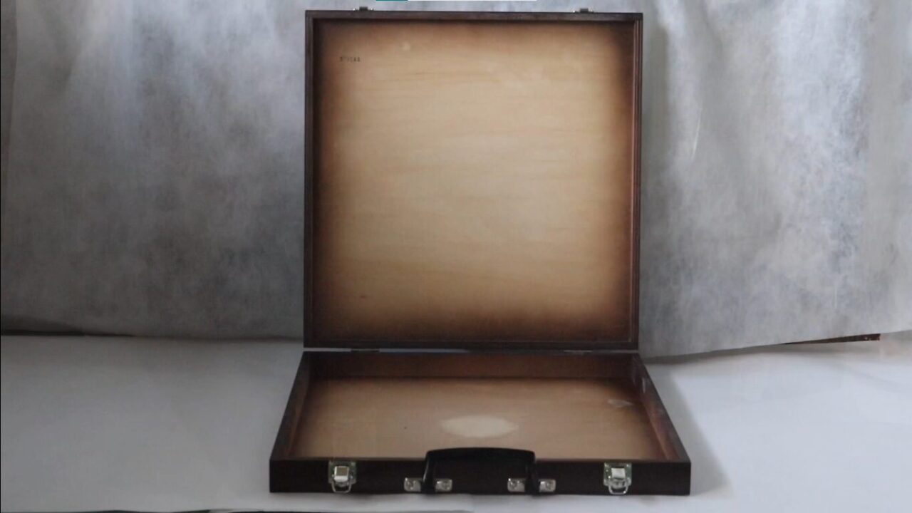 株式会社スズハル 【木製ケースの製造】をお任せください。精密機器収納ケースの製造工程をご紹介 完成品 ケースをあけた状態