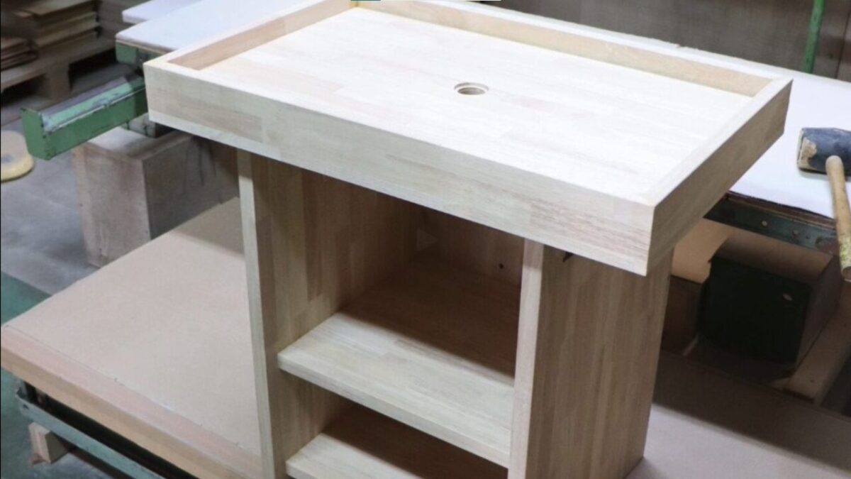 集成材を使ったモダンなデザインのキャビネット、木目調の仕上げと収納機能が特徴の全体像
