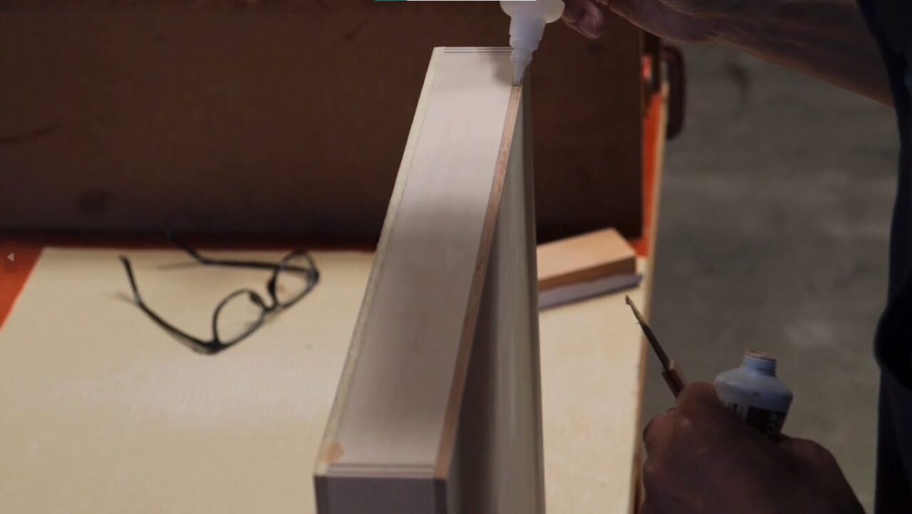 株式会社スズハル 【木製ケースの製造】をお任せください。精密機器収納ケースの製造工程をご紹介 パテ補修の作業