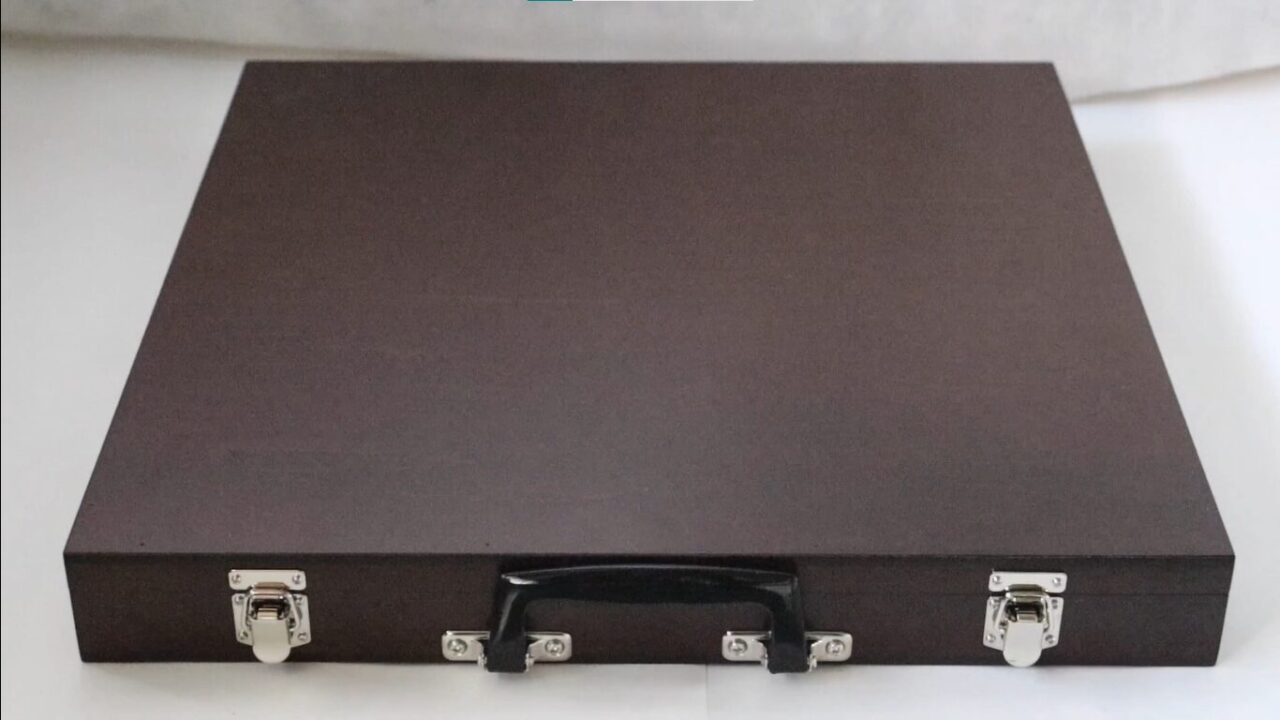 株式会社スズハル 【木製ケースの製造】をお任せください。精密機器収納ケースの製造工程をご紹介 完成品正面から