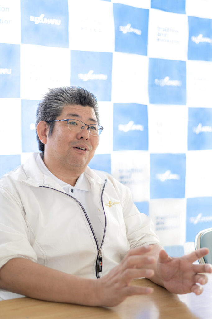 株式会社スズハル 代表取締役社長 長友 尊がインタビューに応じている様子