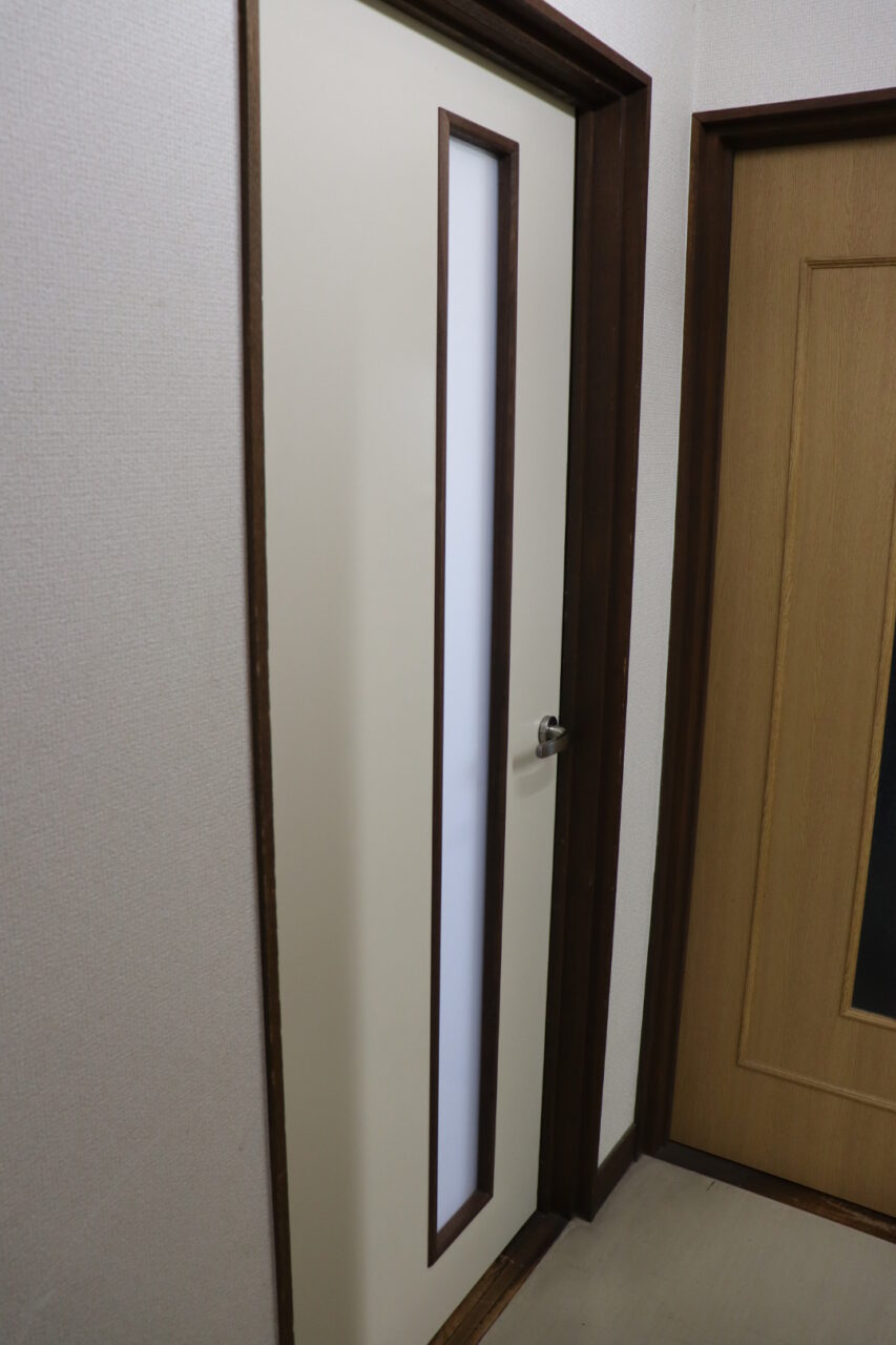 施工後のフラッシュ戸（応接室入口)