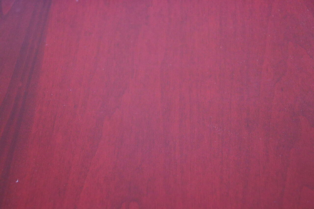 株式会社スズハル 記事【突板ウレタン塗装】突板の種類に合わせた適切なウレタン塗装をオーダーするポイントを解説します アルダー無垢材にウレタンカラー塗装後の状態 1