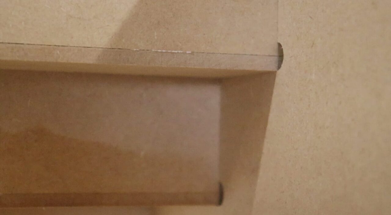 「MDF素材を使用したスピーカーキャビネットの組み立て作業の一部、株式会社スズハルによる