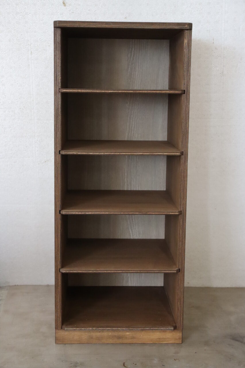 シナ合板を使用したスリッパ収納棚。オイル塗装仕上げで、シンプルかつ美しいデザイン。スリッパや小物を収納するための実用的なキャビネット。