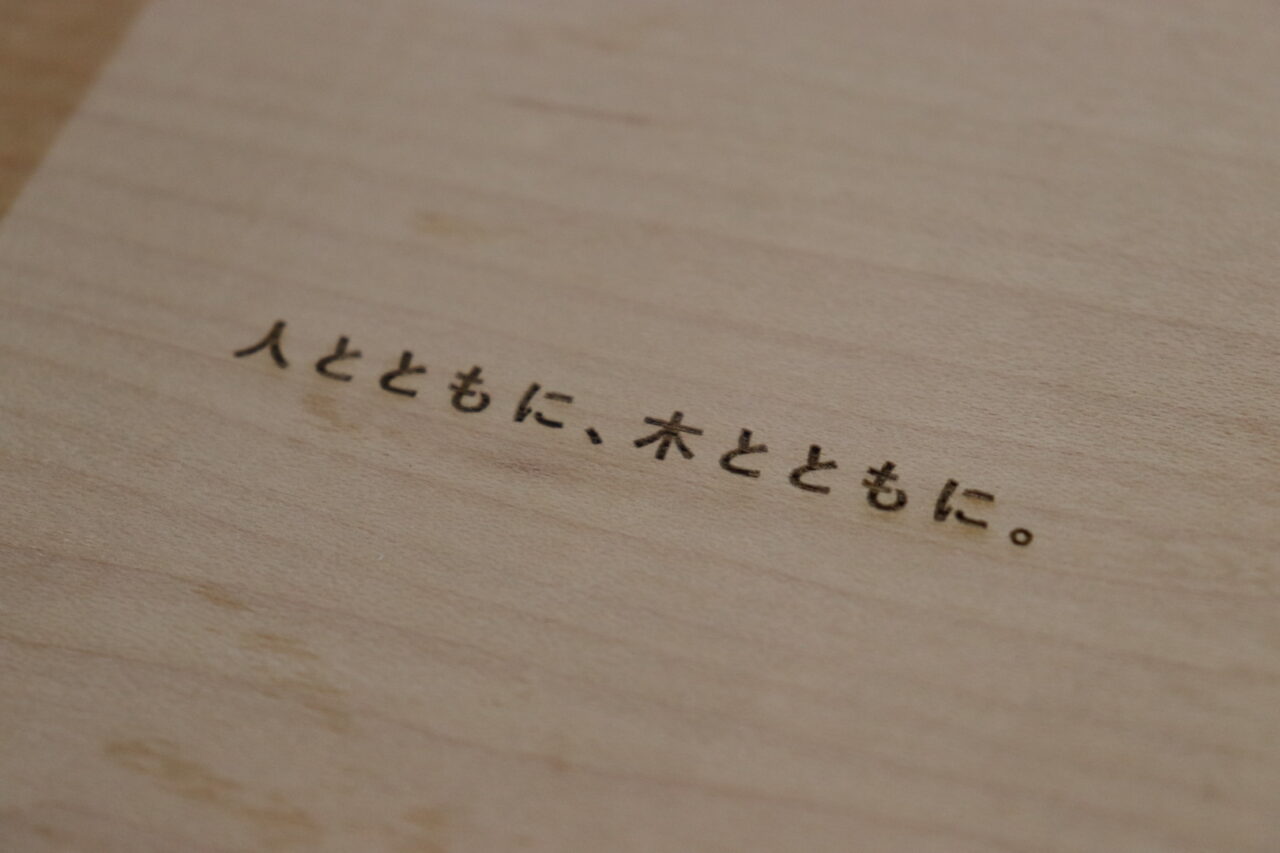 株式会社スズハル 記事【ウレタン塗装】レーザー彫刻のウレタン塗装仕上げの違いを比較、おすすめの種類とは？ シルバーハート突板 ウレタン塗装前と塗装前