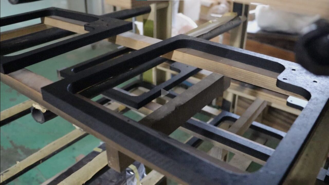 水性カラー塗料を使って、木材に黒塗装を施した製作例。仕上げの質感や塗装手法に焦点を当てた詳細な作業過程を示しています。