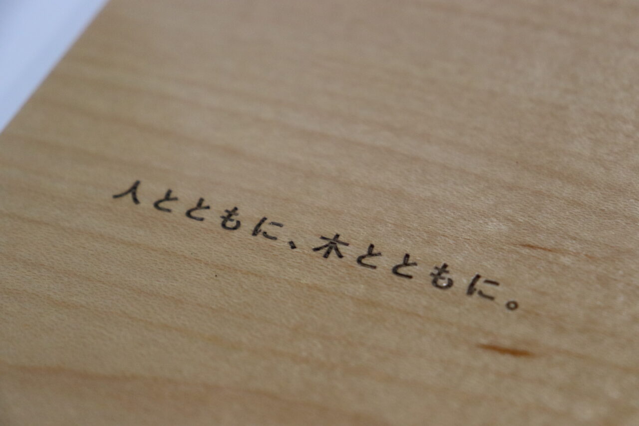 株式会社スズハル 記事【ウレタン塗装】レーザー彫刻のウレタン塗装仕上げの違いを比較、おすすめの種類とは？ シルバーハート突板 ウレタン塗装前と塗装後