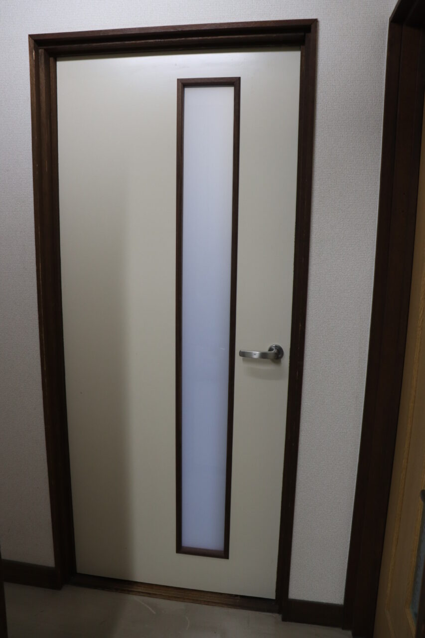 施工後のフラッシュ戸（応接室内観）