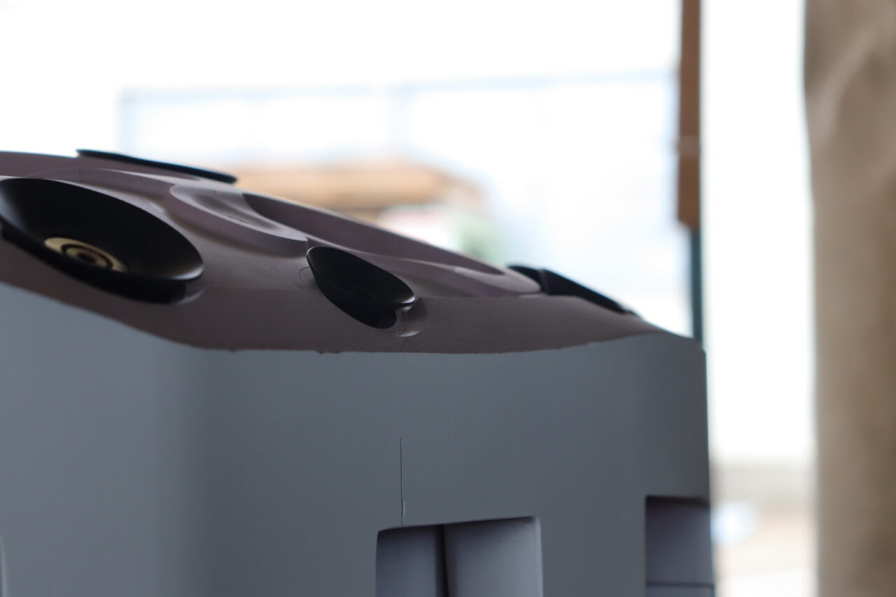 株式会社スズハル 記事 【ncトリミングロボット治具】真空成形のncロボットトリミング加工治具製作をオーダーできます ncルーターでncトリミングロボット治具 塗装と吸盤を取り付けた後の完成品2