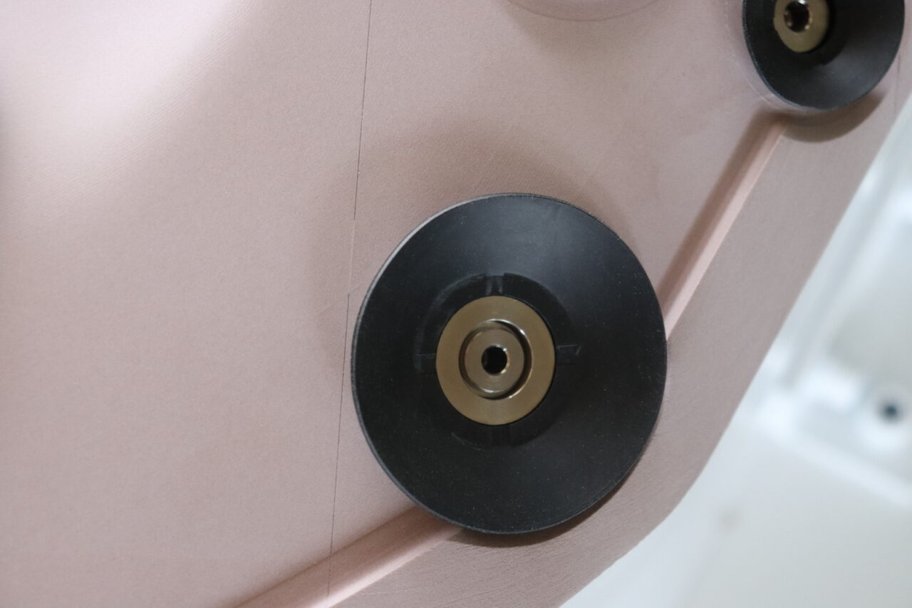 株式会社スズハル 記事 【ncトリミングロボット治具】真空成形のncロボットトリミング加工治具製作をオーダーできます ncルーターでncトリミングロボット治具 塗装と吸盤を取り付けた後の完成品3