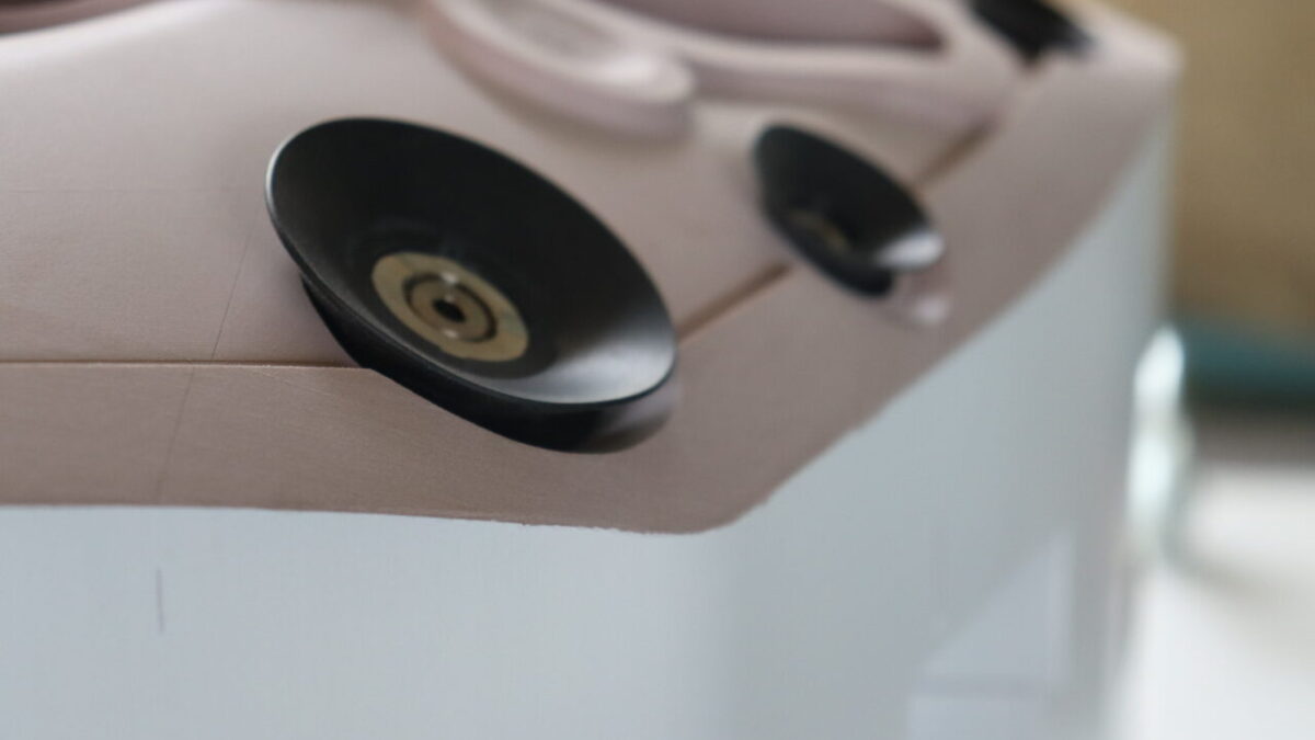 NCトリミング治具に吸着吸盤を取り付けた完成品。精密加工に使用するため、安定した固定が可能。