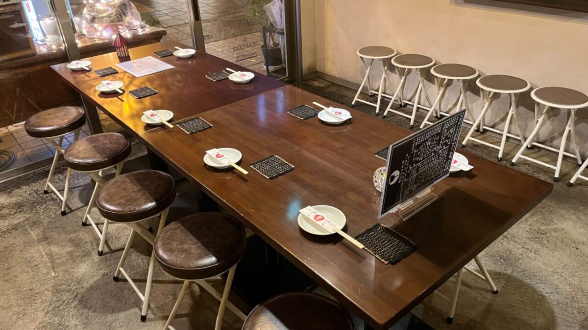 株式会社スズハルが製作したオーダーメイド木製業務用テーブル。高品質な木材を使用し、耐久性とデザイン性を兼ね備えたテーブルです。