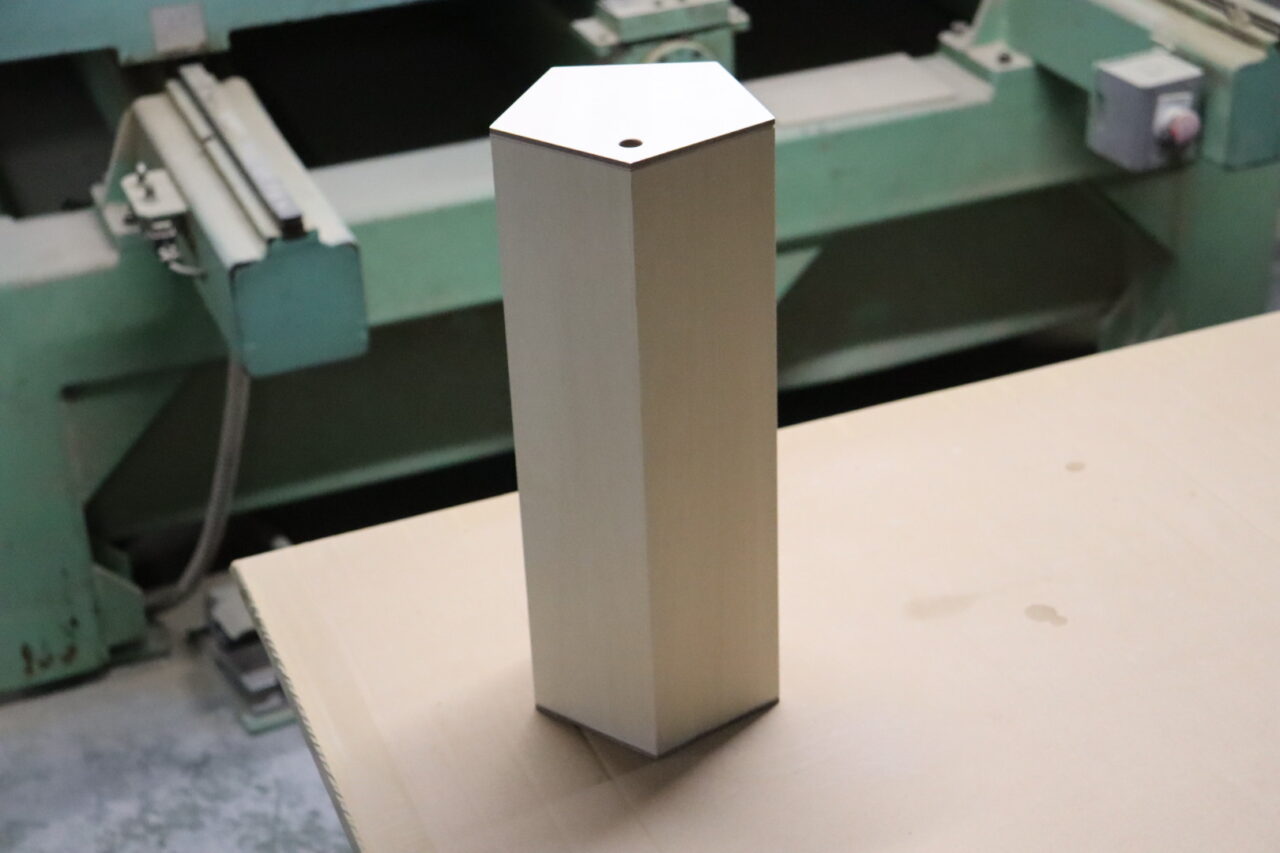 株式会社スズハルが製作した五角形の木製おみくじ箱。精巧な木工加工が施された、温かみのあるデザイン。