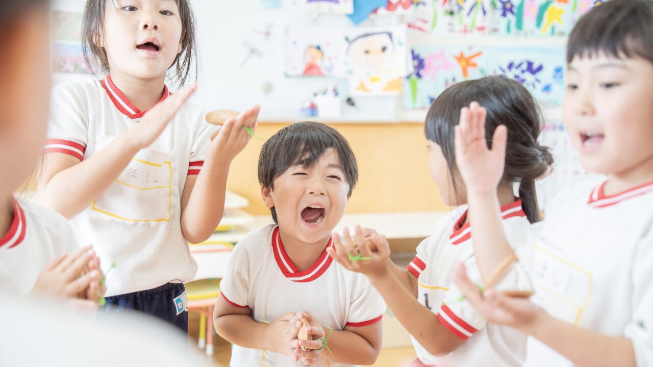 アソカ学園城北幼稚園の園児たちが、スズハルの音育カスタネット『あそおと』で楽しく合唱