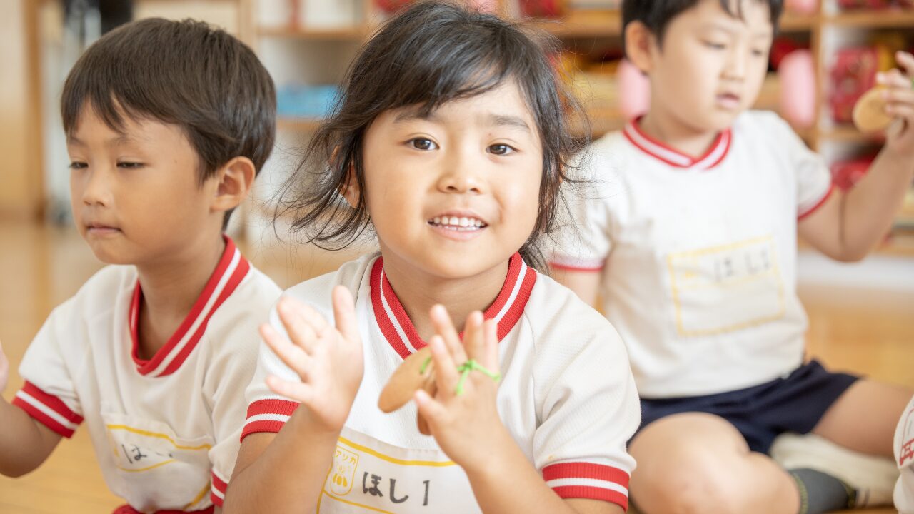 アソカ学園城北幼稚園の園児が、株式会社スズハルの音育カスタネット『あそおと』をリズムよく叩き、笑顔で楽しんでいる様子